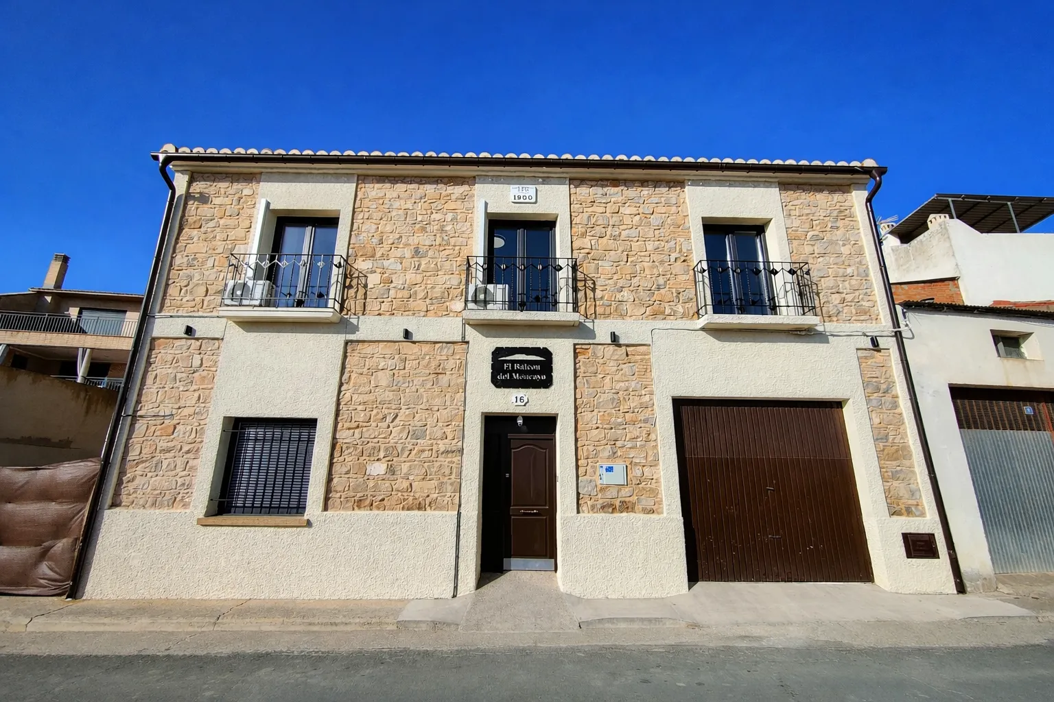 Gevel van steen en kalk van El Balcón del Moncayo in Fustiñana