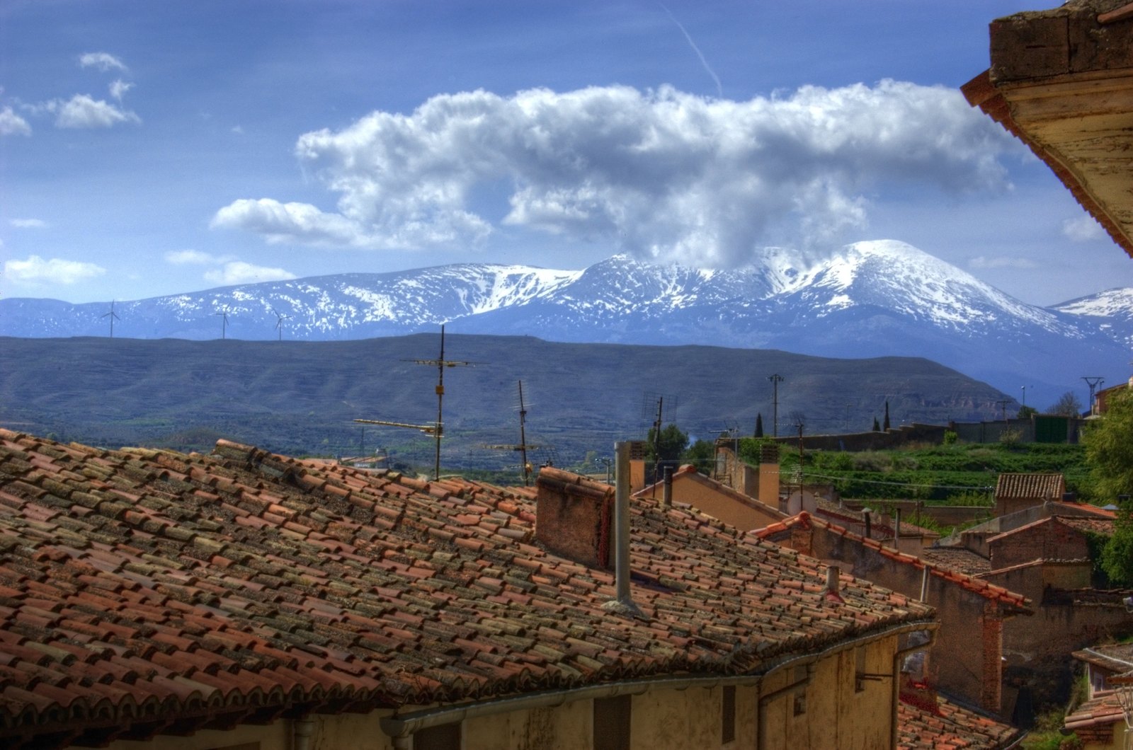 Der verschneite Moncayo über den Dächern von Tarazona