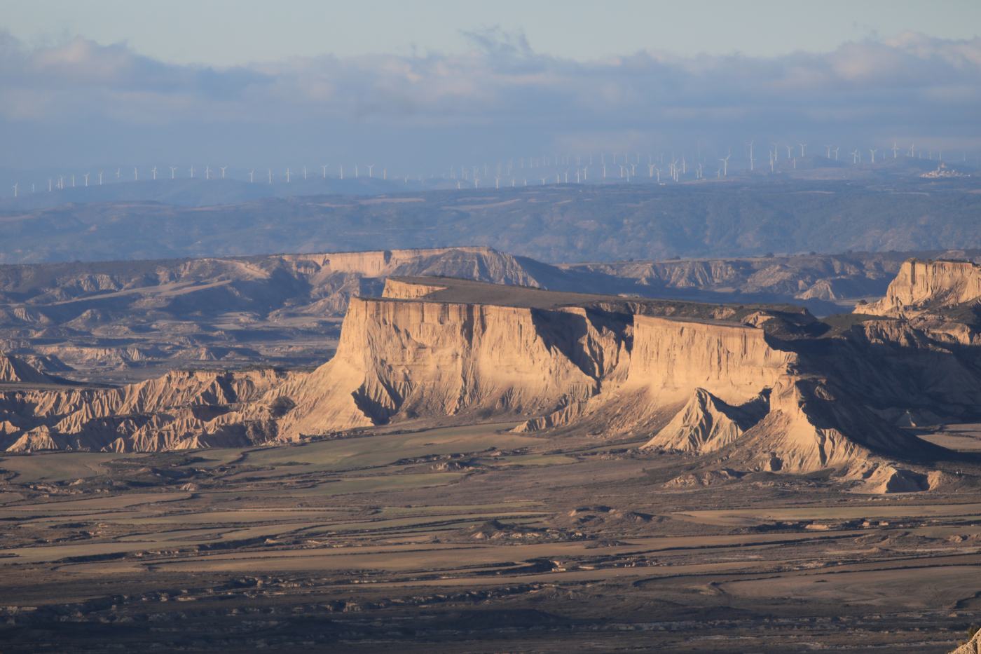 Luz baja sobre los cabezos de las Bardenas Reales